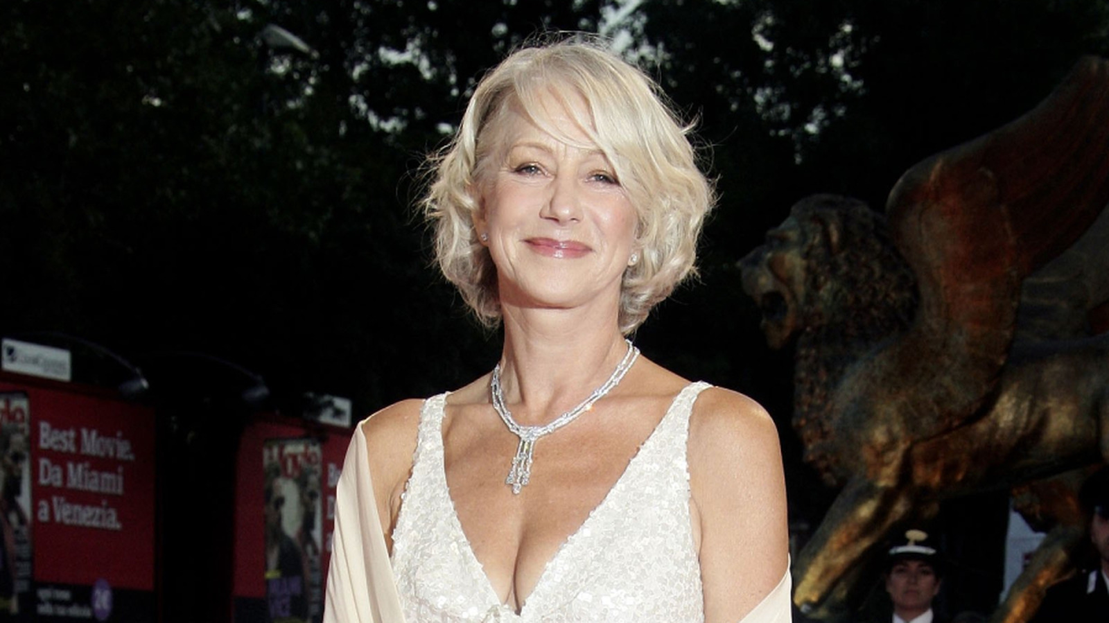 Los momentos mejor vestidos de Helen Mirren cuando tenía 60 años