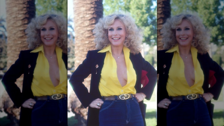 Barbara Eden sonríe con cabello voluminoso
