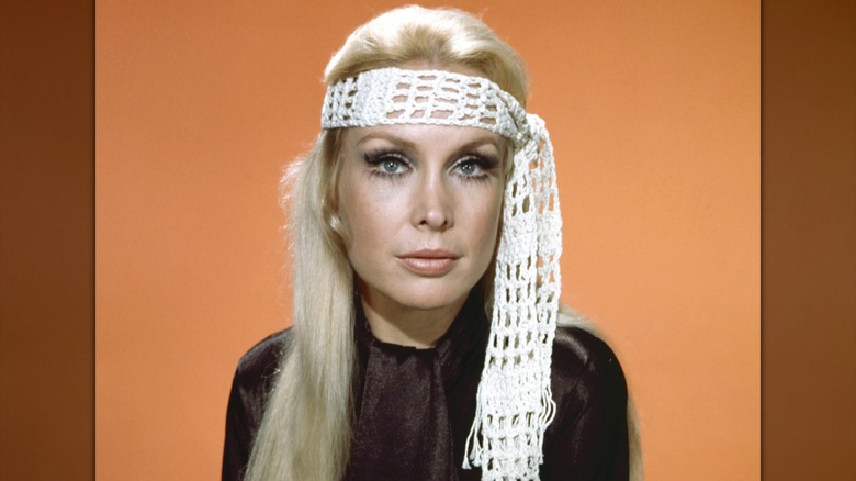 Barbara Eden posa con una diadema blanca de crochet