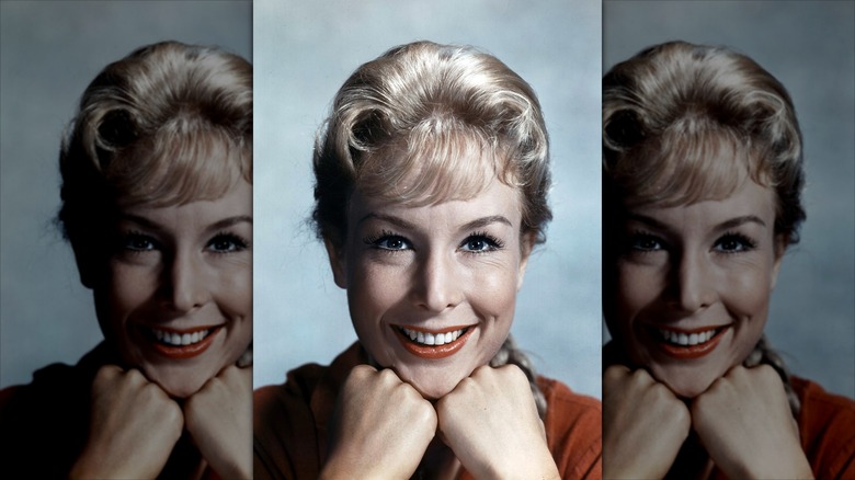 Barbara Eden sonríe con un micro flequillo y labial rojo