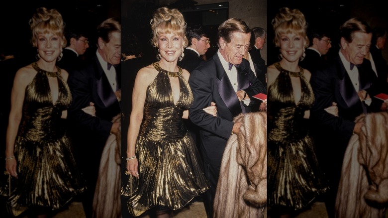 Barbara Eden sonriendo con un vestido dorado