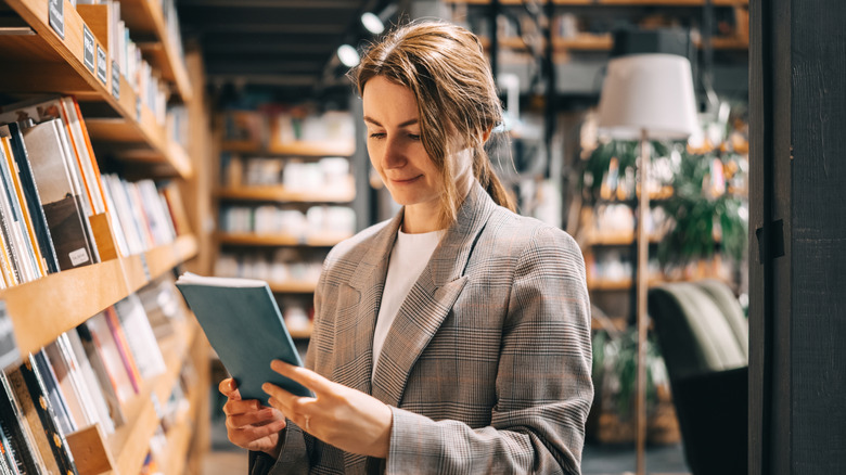 Mujer mirando un libro