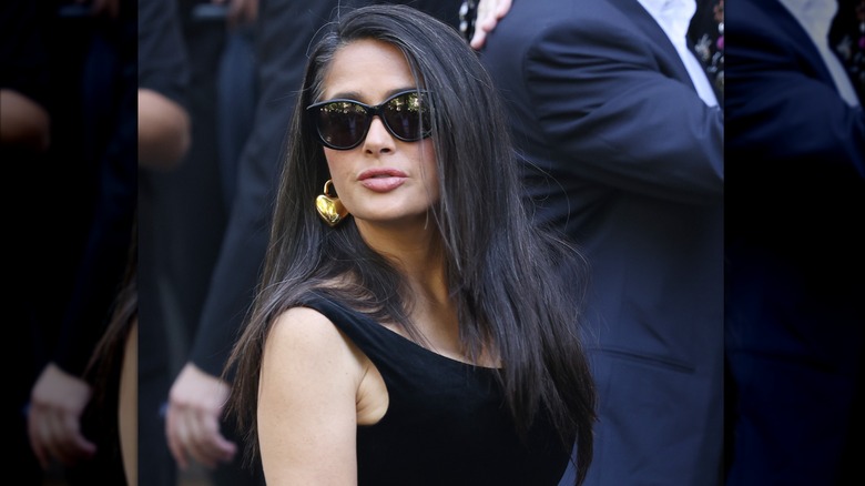 Salma Hayek en el desfile otoño/invierno de Alta Costura de Balenciaga durante la Semana de la Moda de París en julio de 2025