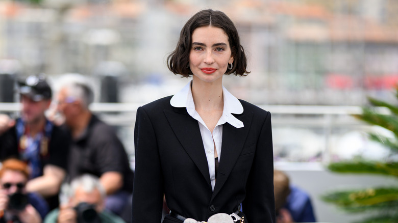 Meadow Walker con blazer y lápiz labial rojo