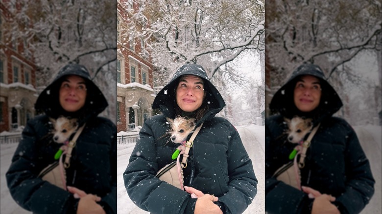 Brooke Shields en una foto sincera con una chaqueta con capucha y su perro arropado afuera en la nieve.