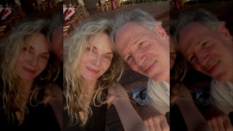 Michelle Pfeiffer posando en una selfie con su esposo David E. Kelly.