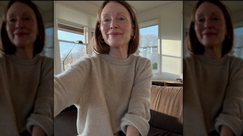 Julianne Moore posa en una selfie con un suéter beige y sin maquillaje.