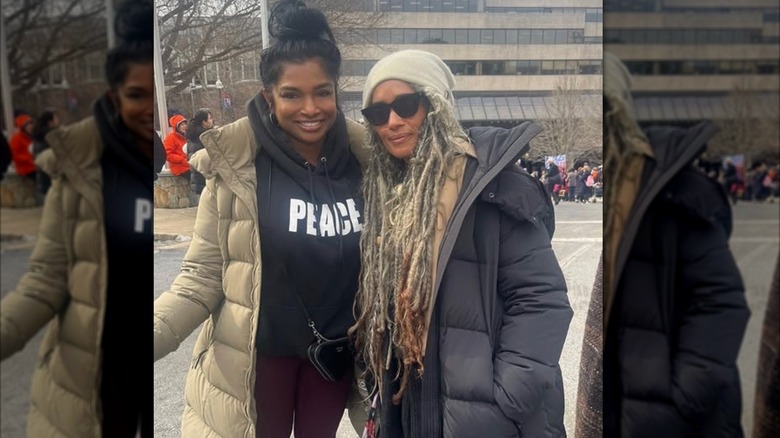 Lisa Bonet posando con un fan en la parada de Walk for Peace DC.