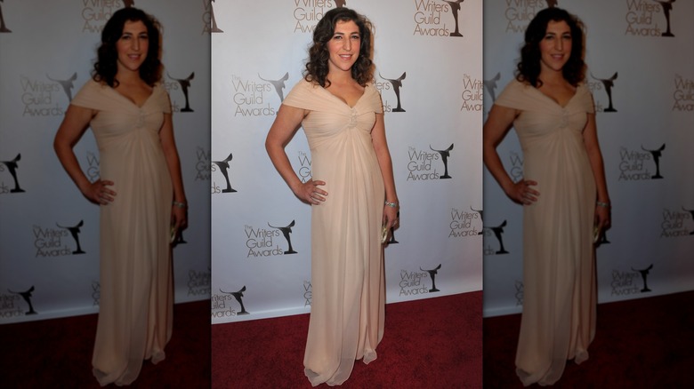 Mayim Bialik con un vestido color crema en los Writers Guild Awards