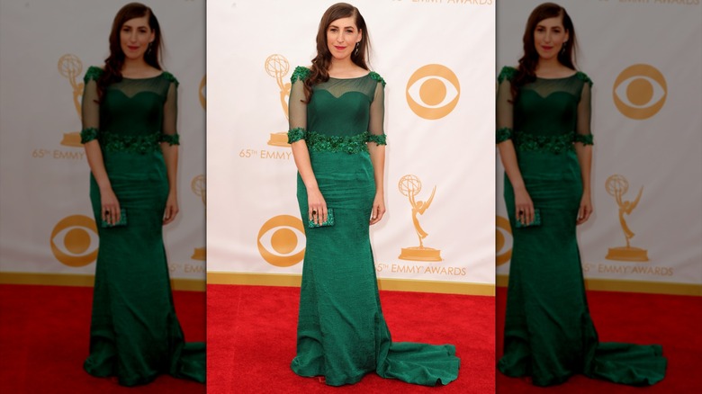 Mayim Bialik con un vestido verde en los Emmy
