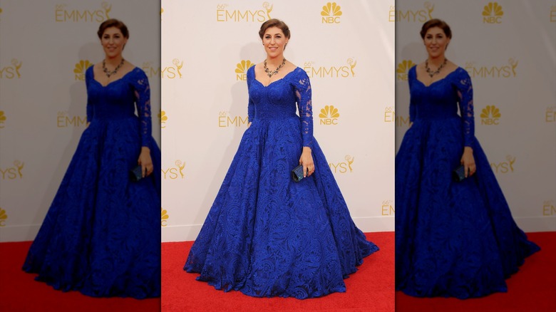 Mayim Bialik con un vestido de encaje azul en los Emmy