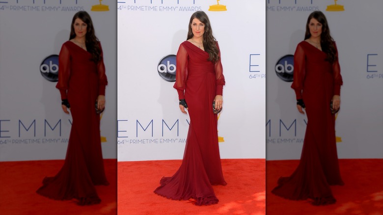 Mayim Bialik con un vestido rojo transparente en los Emmy
