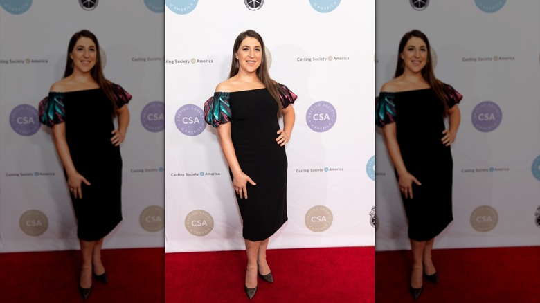 Mayim Bialik con un midi negro con mangas voluminosas