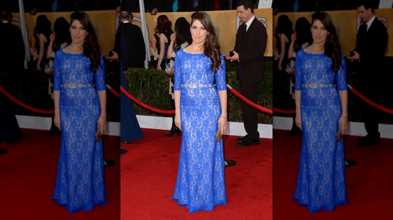 Mayim Bialik con vestido azul de encaje en los premios SAG