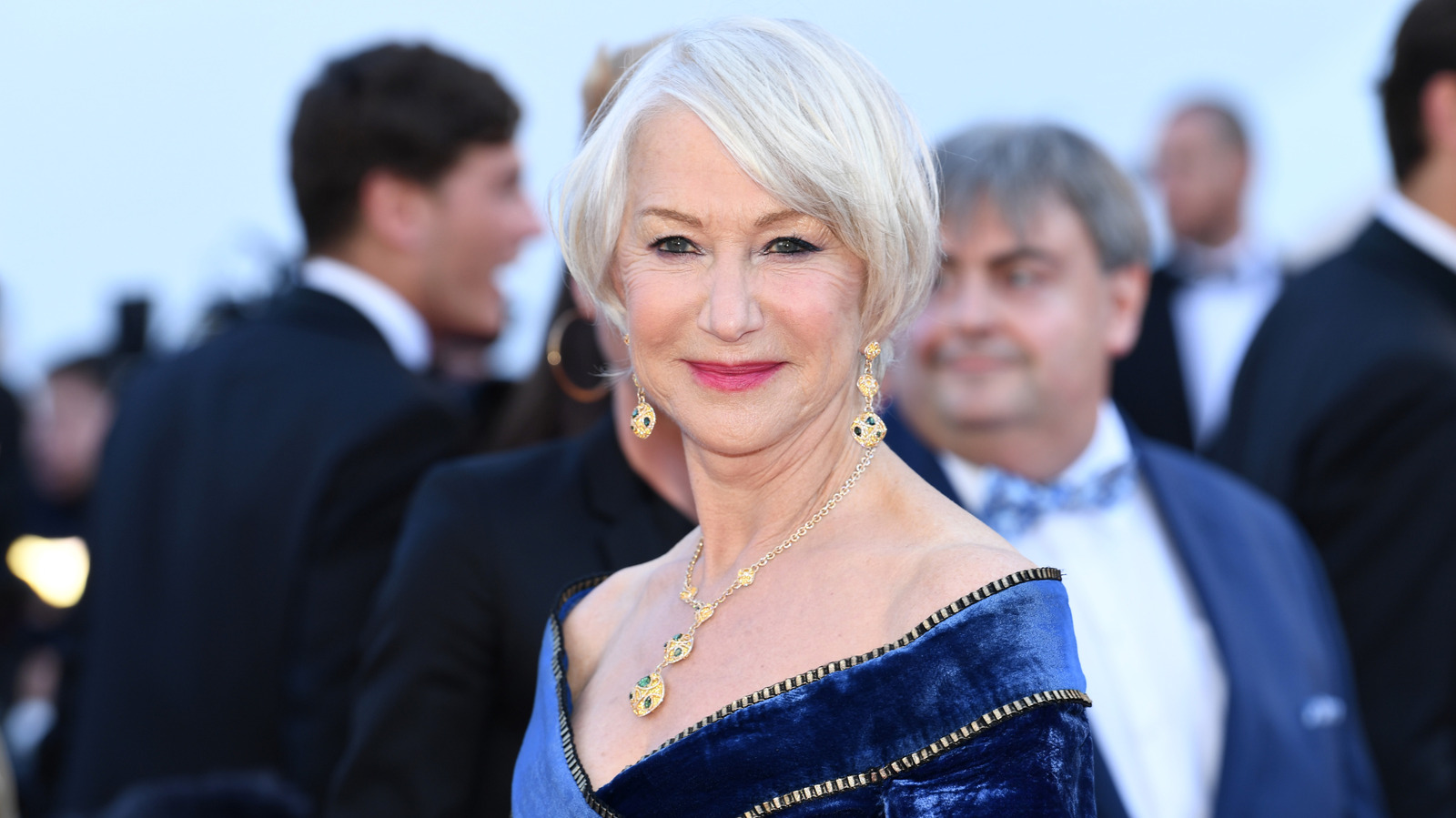 Los momentos de estilo más impresionantes de Helen Mirren a los 70 años