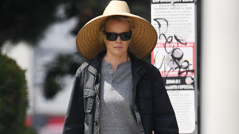 Kim Basinger con un enorme sombrero para proteger su piel sana del sol mientras camina por Los Ángeles, California