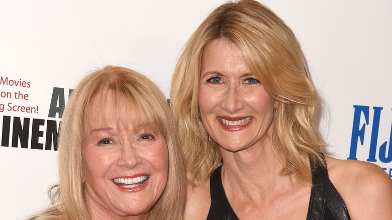Diane Ladd y Laura Dern lucen cabello rubio a juego mientras regalan sonrisas gigantes a las cámaras en un elegante evento de alfombra roja.