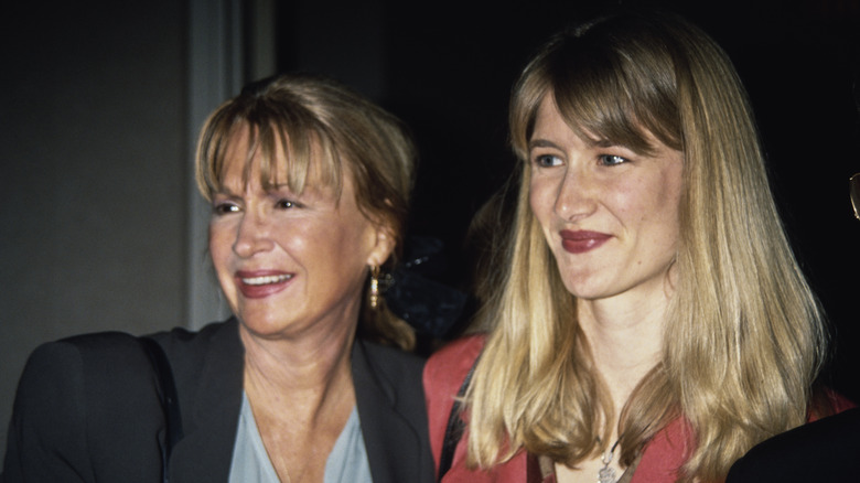 Diane Ladd viste una chaqueta negra y una cola de caballo mientras es fotografiada junto a su hija Laura Dern luciendo una chaqueta roja y cabello hasta los hombros.