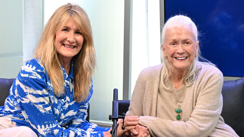Laura Dern se acerca para tomar la mano de su madre Diane Ladd mientras están sentadas juntas en un estudio de grabación.