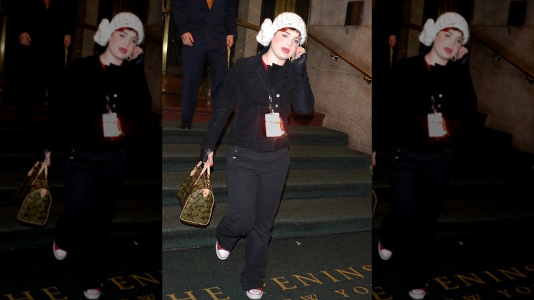 Kelly Osbourne, de 17 años, hija del rockero Ozzy Osbourne, sale de un hotel con su familia el 24 de diciembre de 2001 en la ciudad de Nueva York