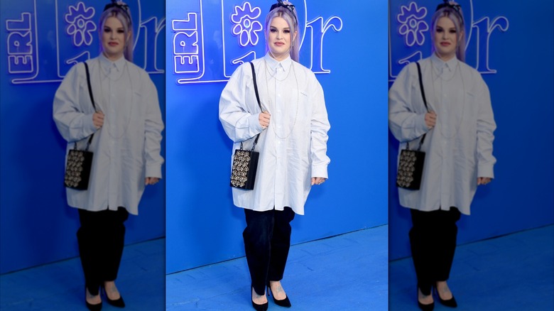 Kelly Osbourne asiste a la colección Primavera/Verano 2023 de Dior Men el 19 de mayo de 2022 en Los Ángeles, California