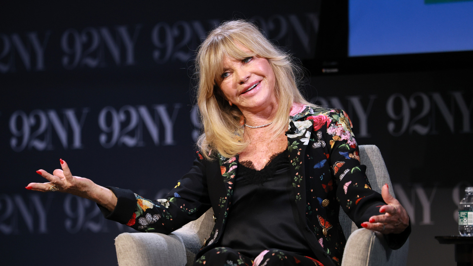 5 lecciones de estilo que hemos aprendido del sencillo guardarropa de Goldie Hawn para mayores de 70 años