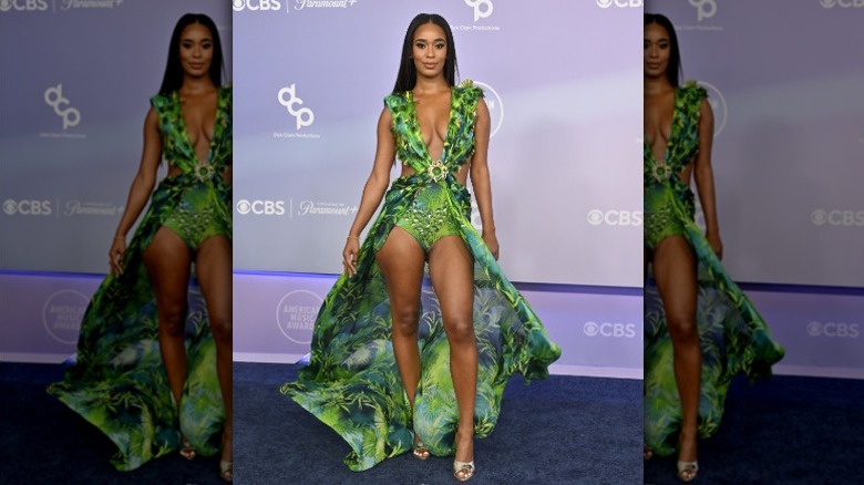 Mia Calabrese llega a los AMA con un vestido verde de Versace