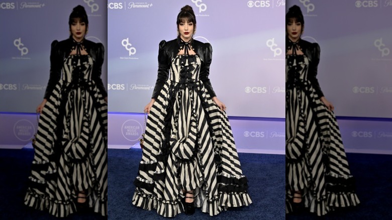 Kelsi Davies llega a los AMA con un vestido blanco y negro