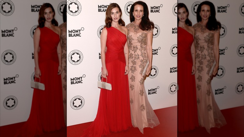 Andie MacDowell y su hija Rainey Qualley en 2013