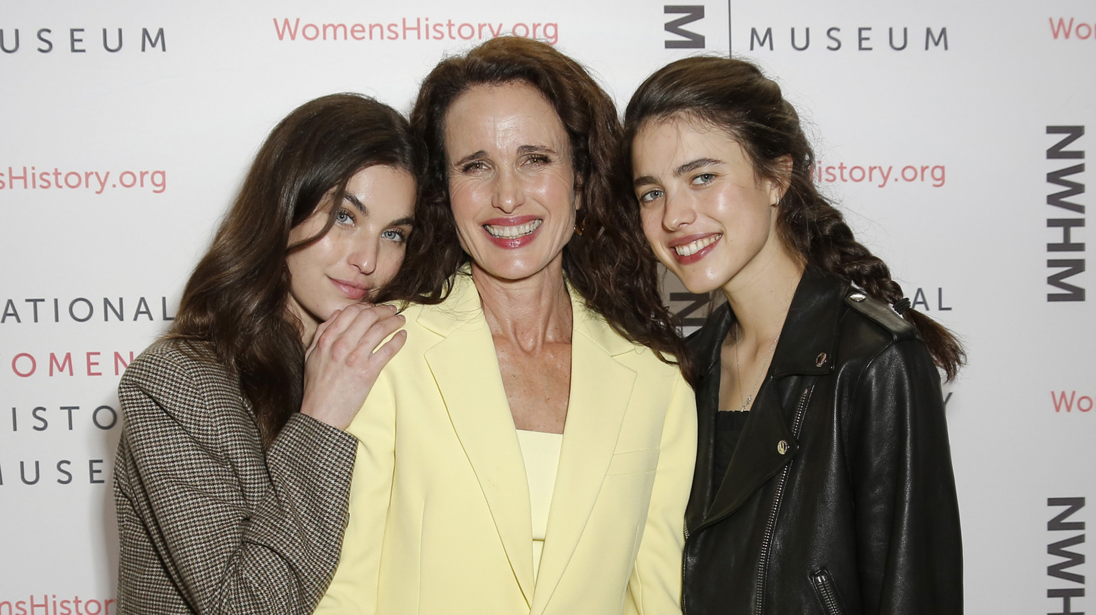 10 veces que Andie MacDowell sorprendió en la alfombra roja con sus hijas Rainey y Margaret Qualley