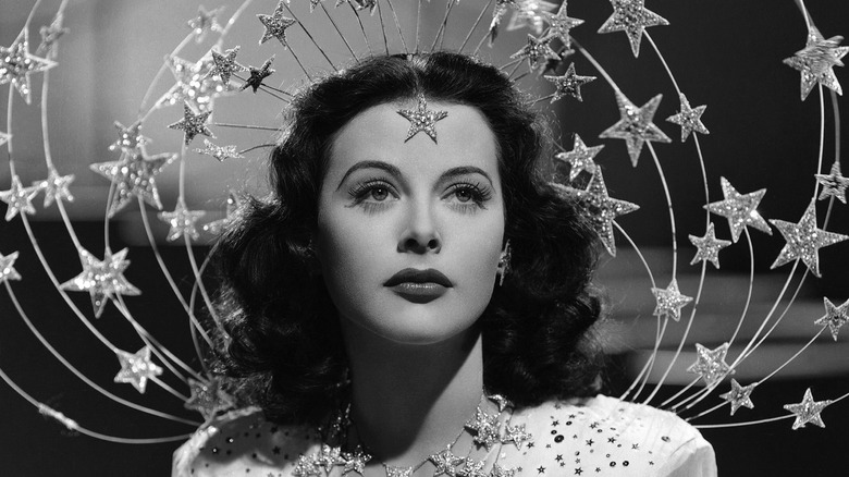 Hedy Lamarr con un tocado repleto de estrellas en 