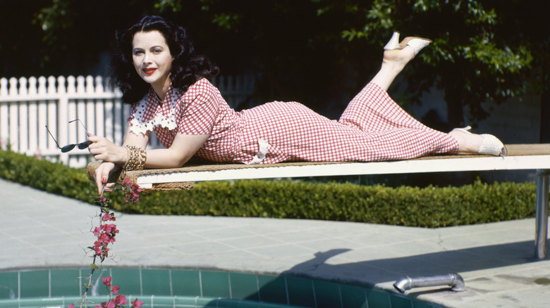 Hedy Lamarr descansa en un trampolín con un vestido de cuadros