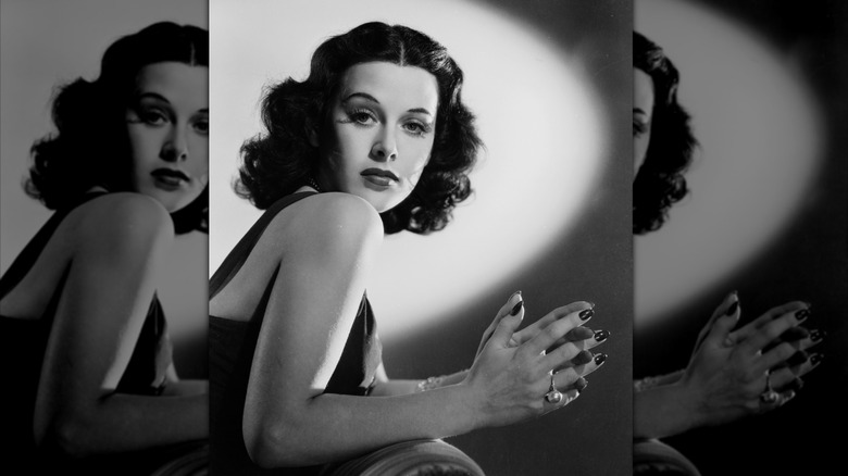 Hedy Lamarr posa para una fotografía de 1938 con lápiz labial rojo, pestañas onduladas y una ceja atrevida.