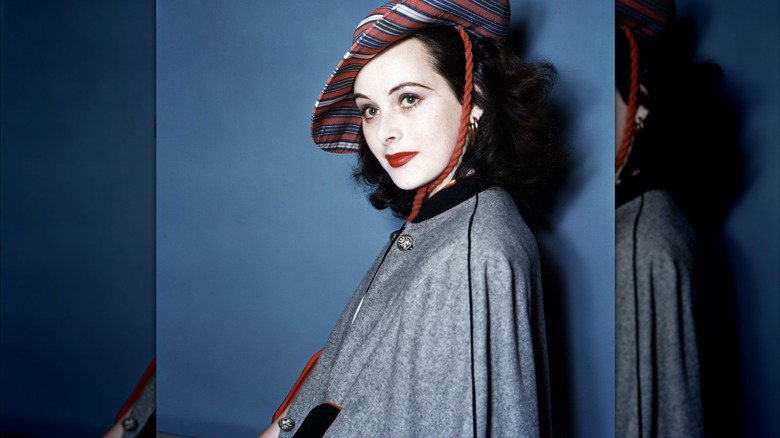 Hedy Lamarr lleva sombrero a rayas y abrigo gris