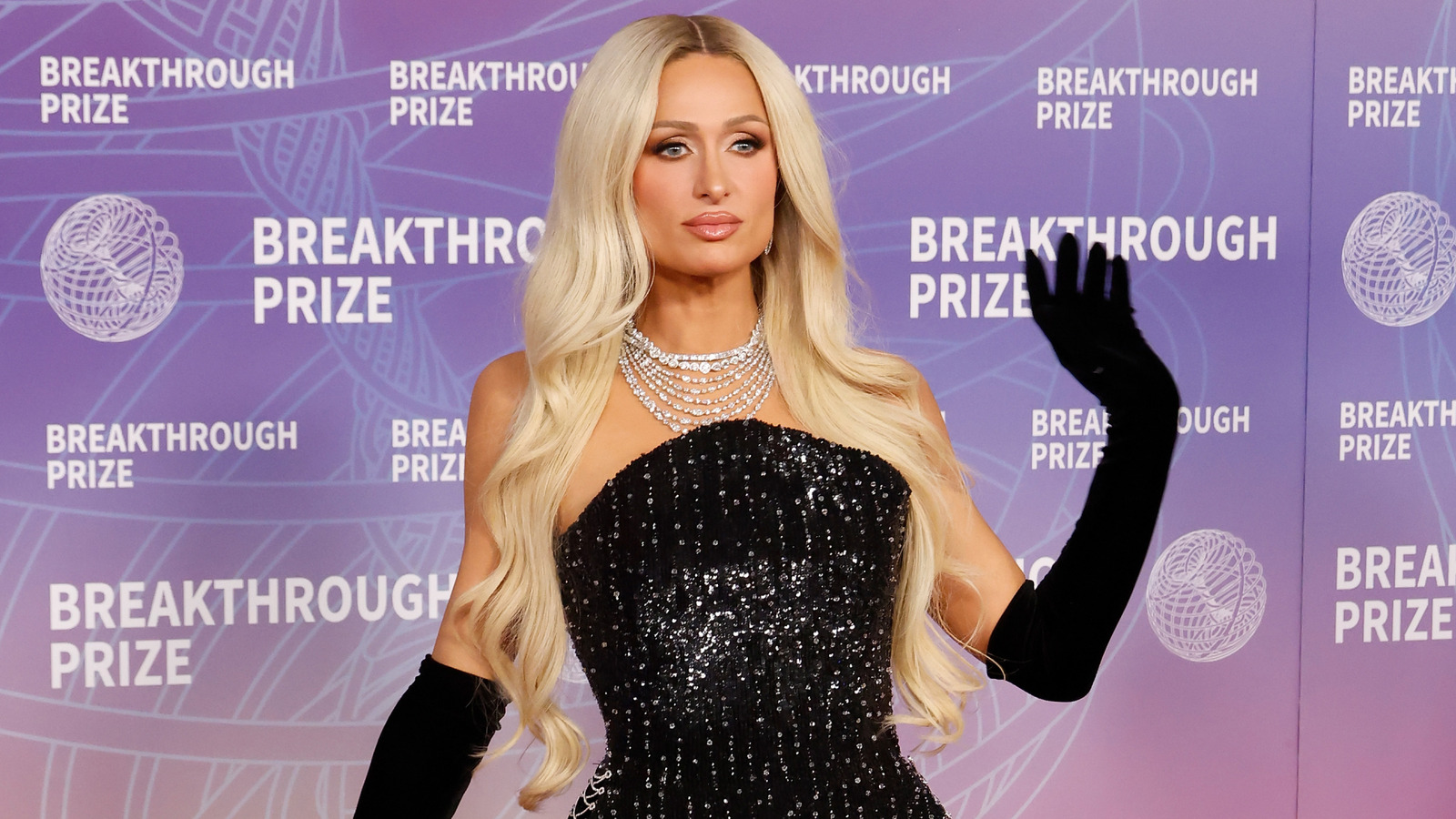 La transformación del cabello moreno de Paris Hilton cambia completamente su apariencia