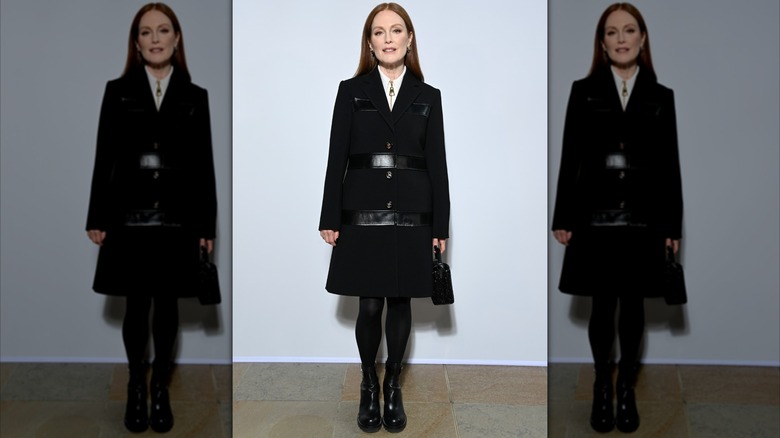Julianne Moore en el desfile otoño/invierno de Louis Vuitton durante la Semana de la Moda de París en marzo de 2022