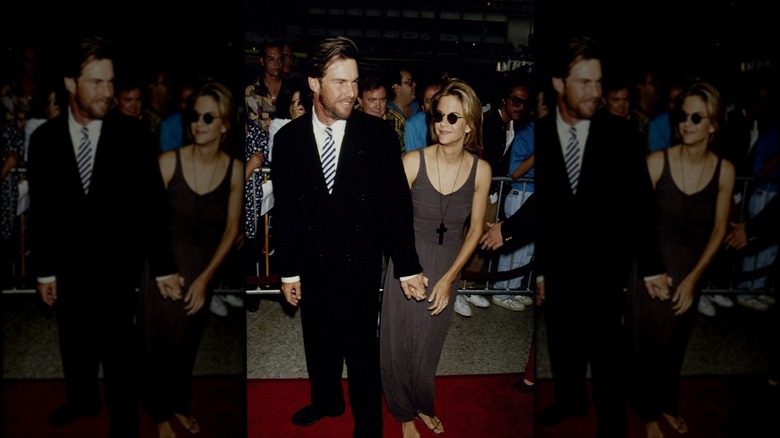 Dennis Quaid posa con Meg Ryan, que lleva un vestido gris y gafas de sol.