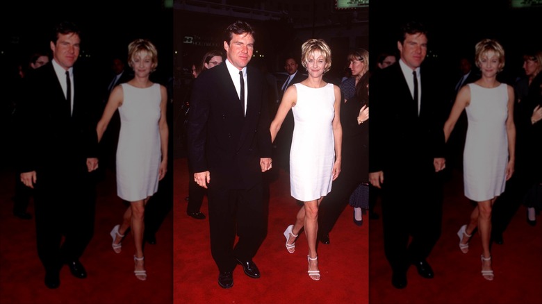 Dennis Quaid con traje fotografiado caminando con Meg Ryan con un vestido recto blanco en un evento de alfombra roja.