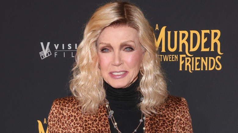 Una foto de Donna Mills en un estreno.