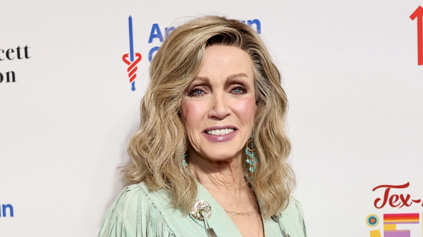 Donna Mills no está dejando de lado su rutina de belleza a los 80 años y lo expresa con razón