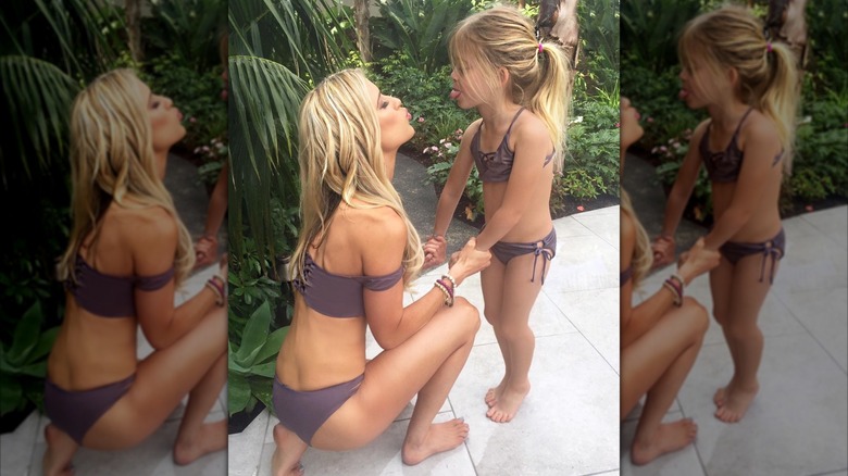 Christina Haack y su hija Taylor posan en bikinis a juego