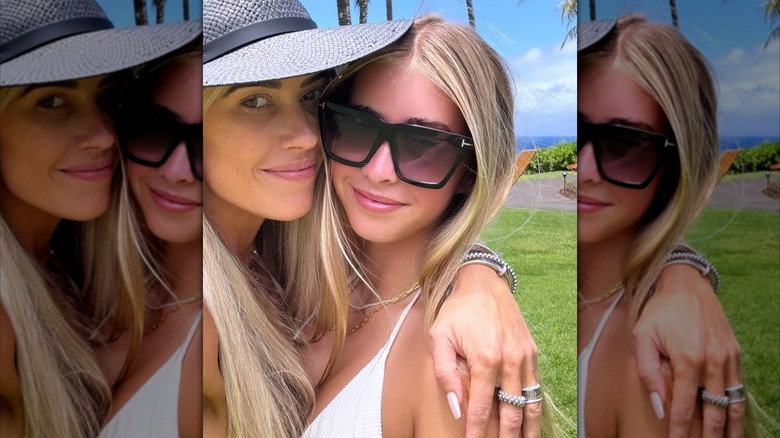 Christina Haack y Taylor sonríen afuera