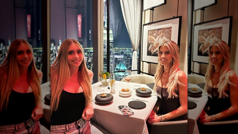 Christina Haack y Taylor sonríen en un restaurante