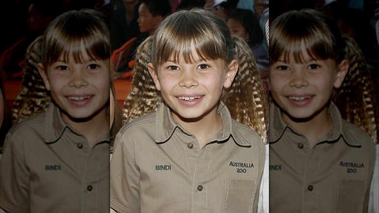 Bindi Irwin sonríe con una camisa caqui