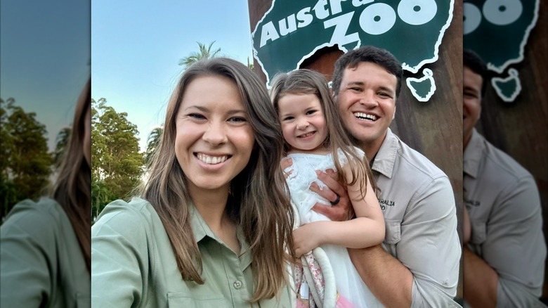 Bindi Irwin sonríe junto a su hija Grace y su esposo Chandler Powell
