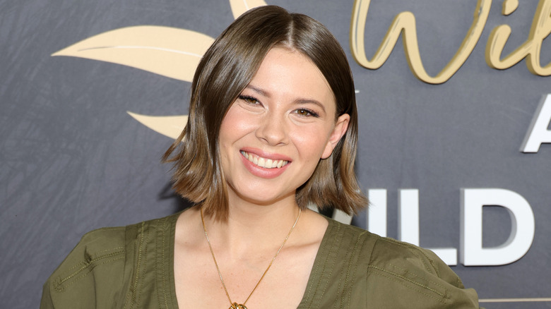 Bindi Irwin con un vestido verde