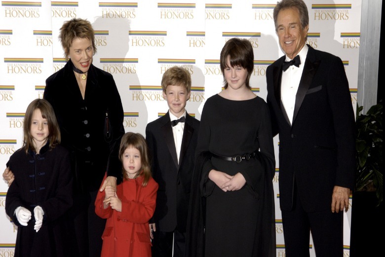 Ella Beattty a los cuatro años con un vestido rojo posa para una foto con sus tres hermanos y dos padres en el fin de semana de honores del Kennedy Center