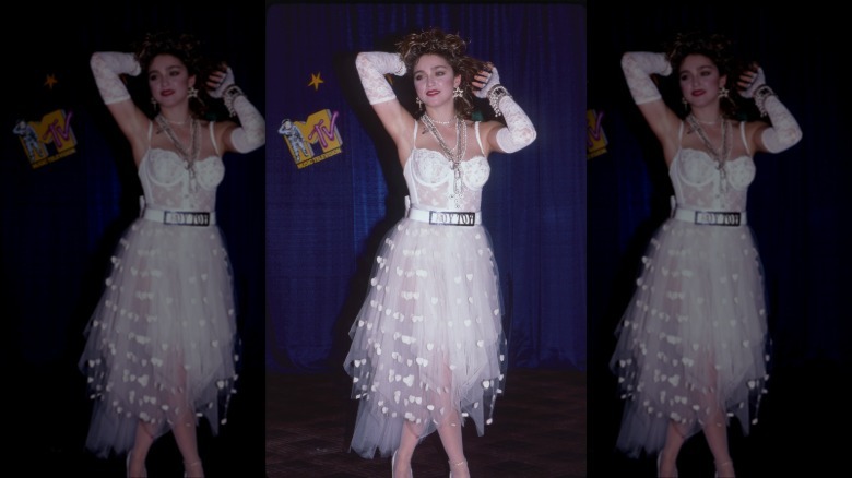 Madonna posando en los MTV Video Music Awards con un vestido de encaje blanco