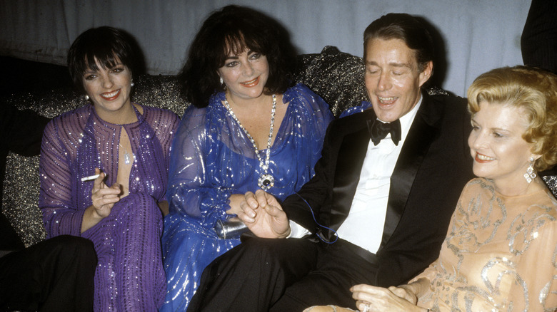 Foto de Elizabeth Taylor, Liza Minnelli, Halston y Betty Ford sentadas juntas en Studio 54 en 1977.