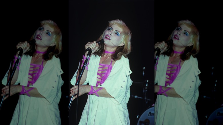 Debbie Harry de Blondie actúa en el escenario de Los Ángeles, California, en enero de 1977.